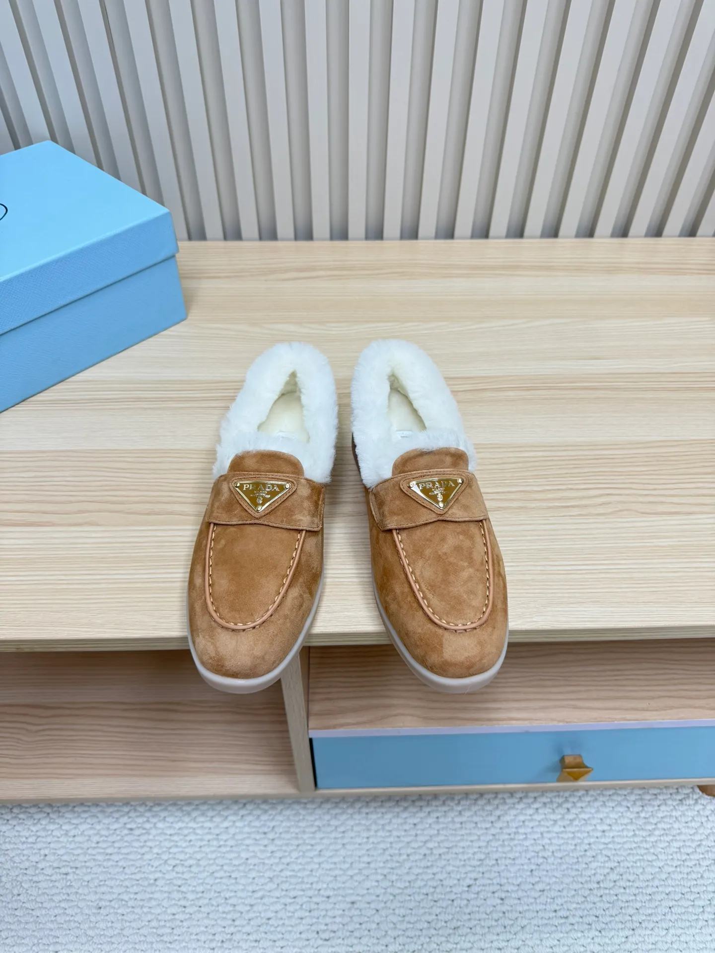 p580 Prada couple loafers｜Winter warmth and good looks at the same time online❄️👫 This is the C position of the shoe cabinet this autumn and winter! Prada's new couple's loafers are high-end yet still stylish~ ✨Imported frosted cowhide fabric, exquisite texture and high-end at first glance 🐑Australian imported sheepskin fur integrated lining, maximum warmth retention! It is also super warm to wear in winter in the north. 🔺The classic triangle logo embellishes the upper, which is simple and elegant, with perfect recognition. 💯Original TPU absorbent film outsole, non-slip, wear-resistant and durable. A must-have item for couples to go out on the street! The upper foot instantly enhances the overall outfit level, whether it is paired with a coat or a down jacket, it looks great ~ #Prada Loafers #coupleshoesrecommend #wintermusthaveshoes #luxurywear Outfit Fabric: Imported two-layer frosted cowhide Lining: Sheepskin imported from Australia One piece Outsole: Original Tpu absorbent film outsole Female size: 35~41 (customized in 41) Male size: 39~45 (customized in 45)